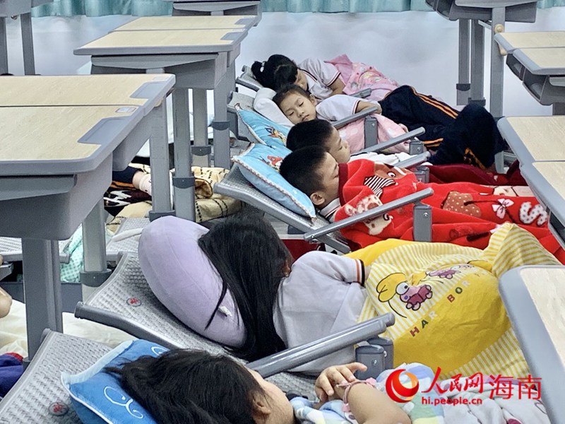 海口第二十六小學(xué)學(xué)生在新式課桌椅上午休。人民網(wǎng) 李浩蓉攝