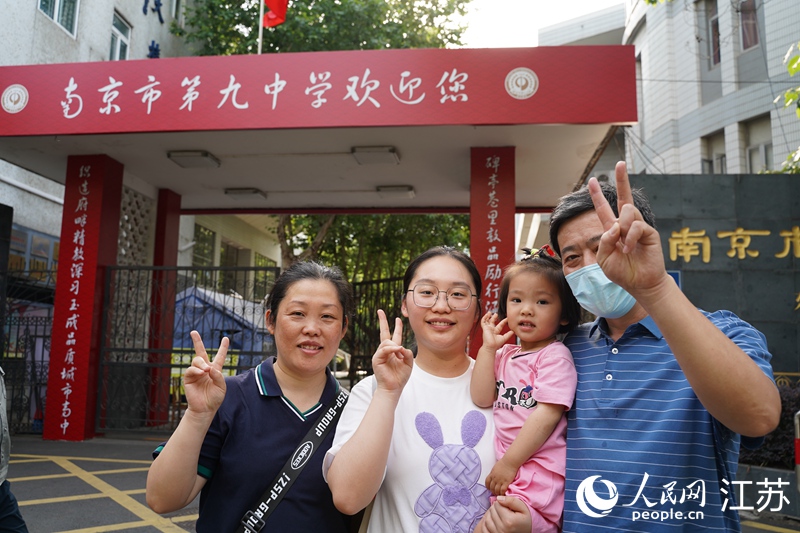 一家人在考點前合影留念。周夢嬌攝