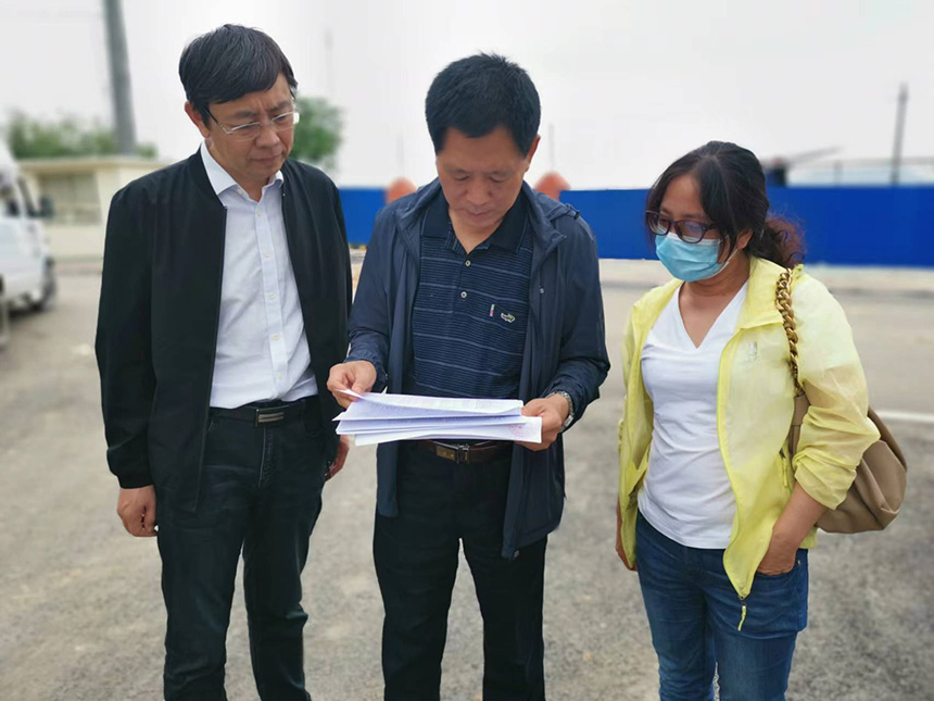 國情調查核查組專家對司家營鐵礦生產臺賬等進行檢查。袁海波攝