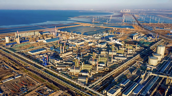 俯瞰豐南區(qū)臨港經(jīng)濟(jì)開(kāi)發(fā)區(qū)的河北縱橫集團(tuán)豐南鋼鐵有限公司。 李秀清攝
