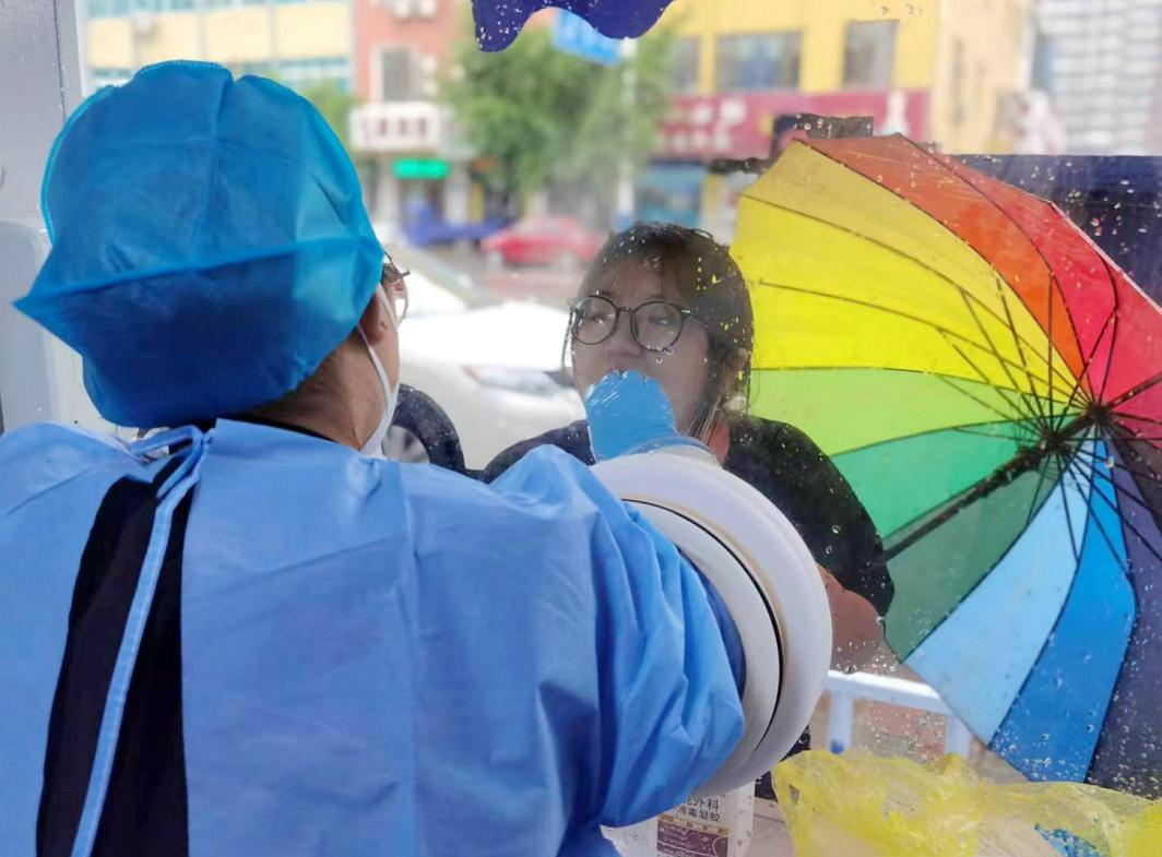 核酸采樣志愿者們上崗。孫金梅攝