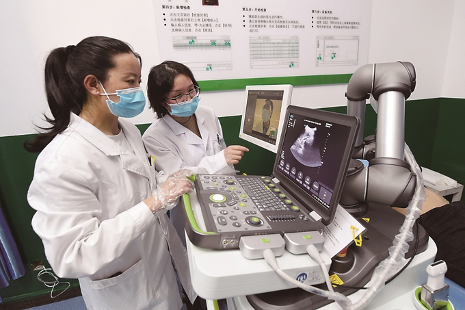 江蘇援藏投資三百萬(wàn)元在林周縣人民醫(yī)院建設(shè)了拉薩市首臺(tái)套遠(yuǎn)程超聲診斷系統(tǒng)。 本報(bào)記者 萬(wàn)程鵬 攝