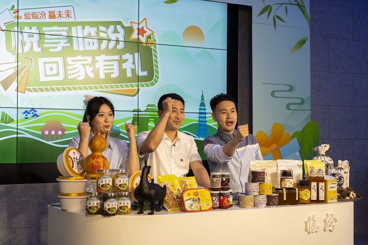 6月3日下午，在臨汾原產(chǎn)地商品體驗(yàn)店，曲沃縣副縣長(zhǎng)樊奇選對(duì)當(dāng)?shù)氐霓r(nóng)特產(chǎn)品、旅游景點(diǎn)進(jìn)行了推介代言。鄭遠(yuǎn)飛攝