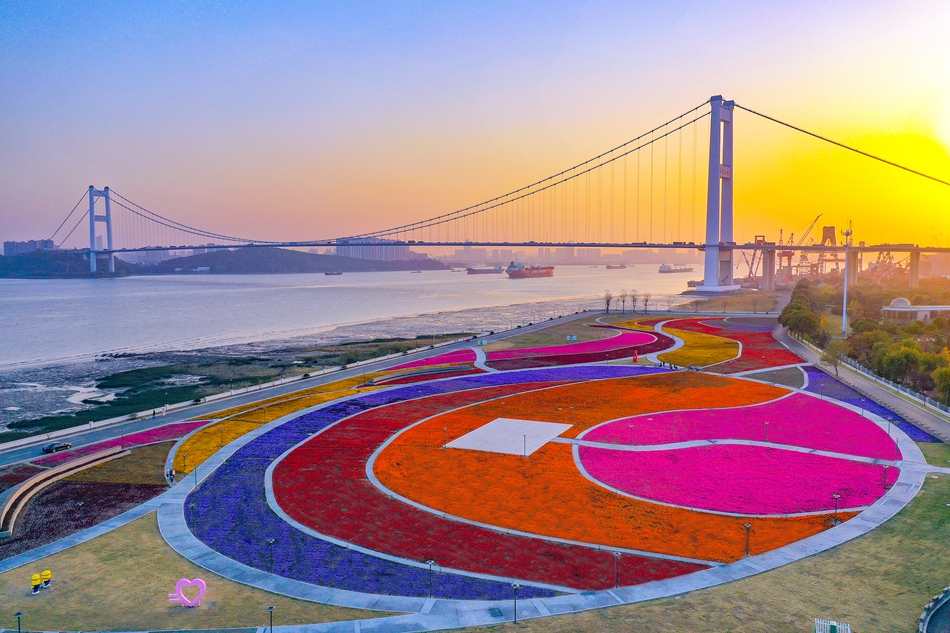 靖江長江畔的音樂花海廣場。盛義攝