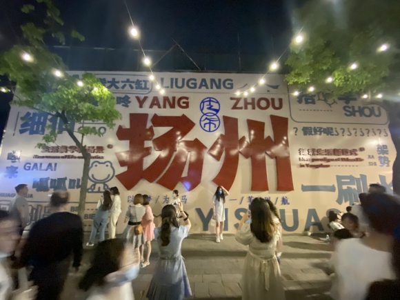 古運(yùn)河畔的皮市街充滿市井氣息。 人民網(wǎng) 張玉峰攝