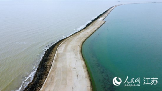 迷人的雙色海。人民網記者 王繼亮攝