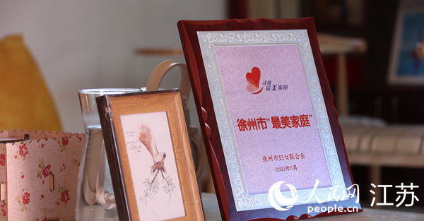 王繼蓮家庭獲得的部分榮譽。人民網(wǎng) 冷金明攝