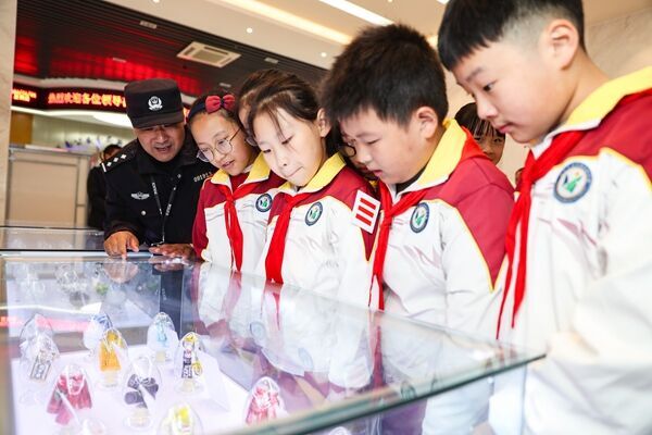 學(xué)生代表參觀禁毒展。鹽城公安供圖