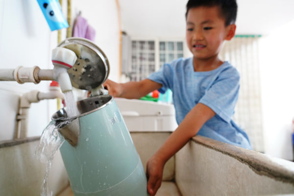 在峰峰礦區(qū)彭城鎮(zhèn)羊角鋪村村民家中，清澈甘甜的飲用水從水管中流出。峰峰礦區(qū)區(qū)委宣傳部供圖