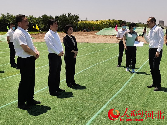 觀摩團現(xiàn)場了解項目建設情況。人民網 張繼航攝