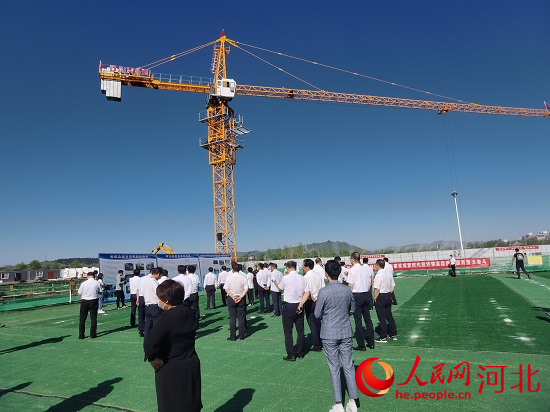 觀摩團走進塔吊林立的項目現(xiàn)場。人民網張繼航攝