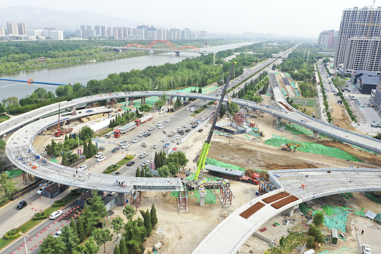 市區(qū)五一路快速通道工程西段順利合龍。