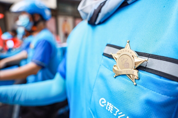 外賣員佩戴城市檢“茬”官徽章。盛義攝