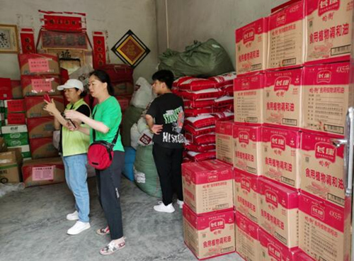 湖南省永州市江華瑤族自治縣越野e族江華中隊(duì)17輛越野車，滿載著永州市星望混凝土有限公司捐贈(zèng)的7萬(wàn)元物資送達(dá)江華瑤族自治縣蔚竹口鄉(xiāng)磨刀村。受訪單位供圖