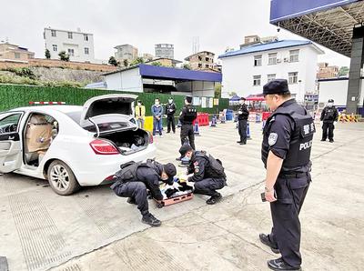 圖為民警對重點車輛是否攜帶毒品進行檢查。省禁毒委供圖