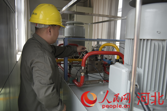 黃壁莊水庫事務(wù)中心工作人員在檢查溢洪道表口工作閘門啟臂機。人民網(wǎng)祝龍超攝