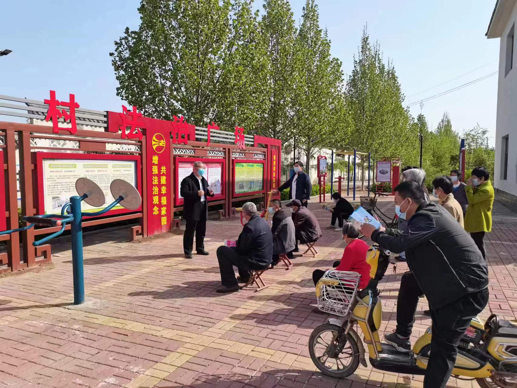 邢臺市臨西縣司法局工作人員走近群眾進(jìn)行普法宣傳。 孟凡儒攝