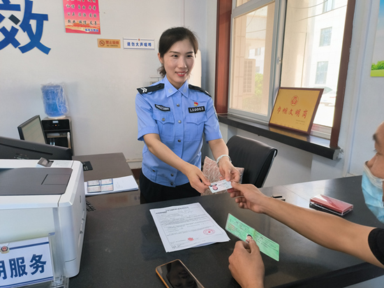 張靜正在為群眾辦理業(yè)務(wù)。 趙凱攝