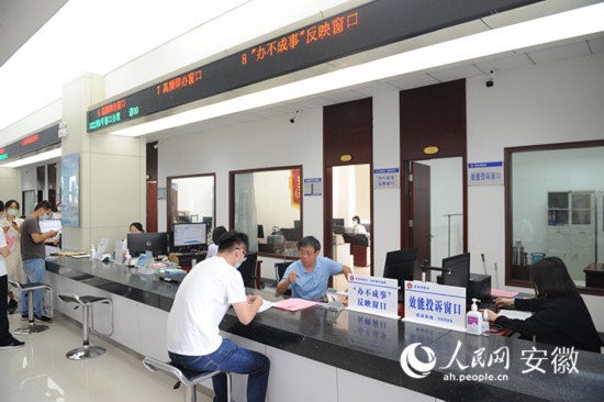 市民向“辦不成事”反映窗口工作人員咨詢。人民網(wǎng) 胡雨松攝