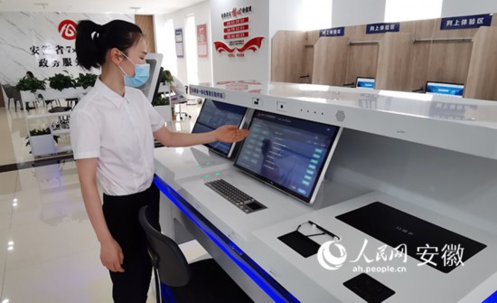 工作人員介紹自助系統(tǒng)的功能和使用方法。人民網(wǎng) 胡雨松攝