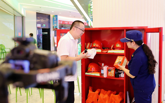 通過(guò)直播講解消防器材的使用方法。單位供圖