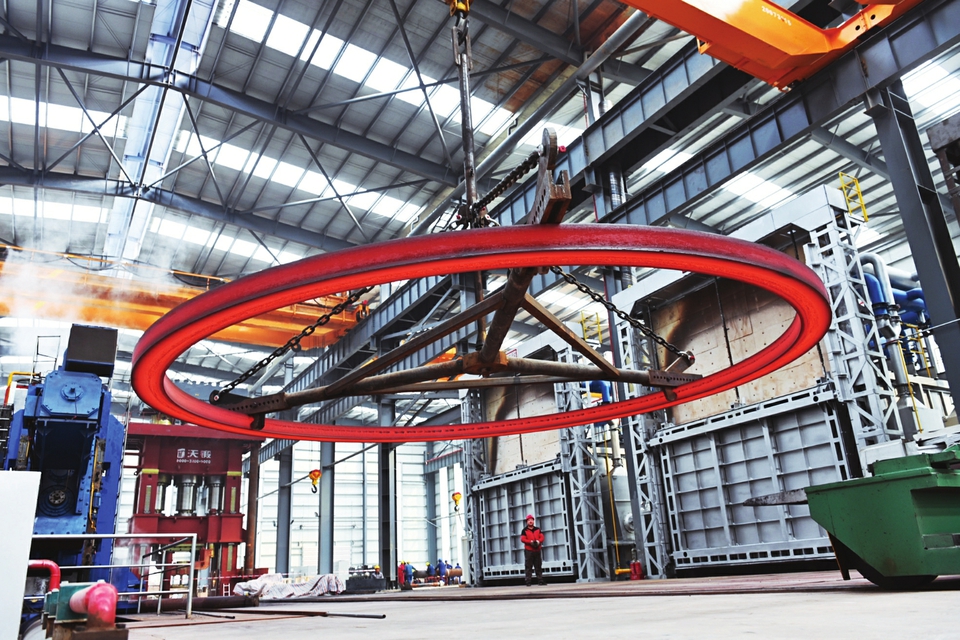 定襄縣作為太忻一體化經(jīng)濟區(qū)建設(shè)的12個先行啟動區(qū)之一，借助發(fā)展機遇，全力延長產(chǎn)業(yè)鏈條、補齊產(chǎn)業(yè)短板、培育優(yōu)質(zhì)市場主體、拓寬應(yīng)用領(lǐng)域，進(jìn)軍高精尖應(yīng)用行業(yè)。 記者孫榮祥攝