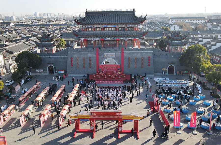 城門掛春聯(lián)，金湖沖刺“開(kāi)門紅”。陳義寶攝