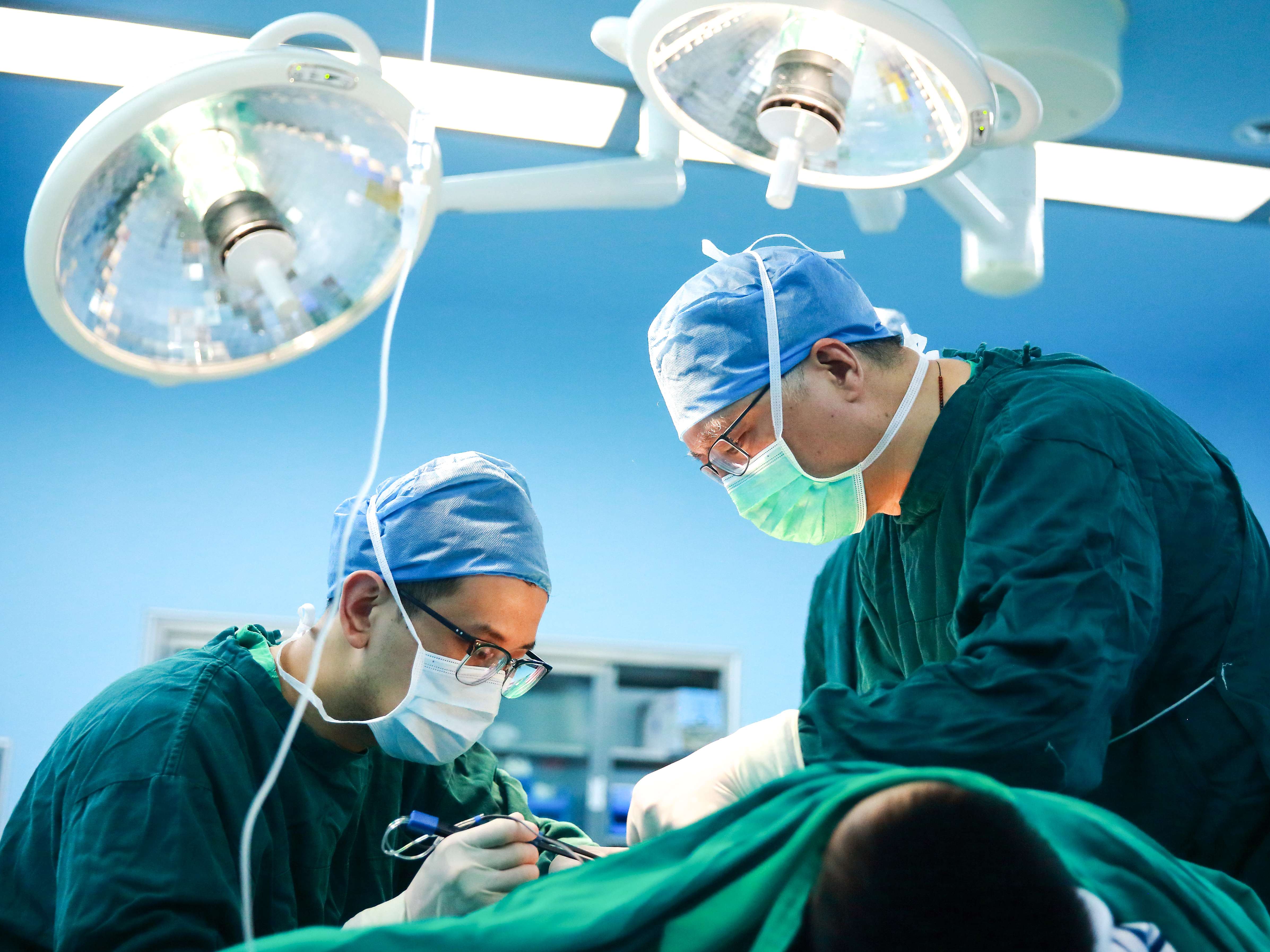 江南大學(xué)附屬醫(yī)院燒創(chuàng)傷診療中心主任呂國忠工作現(xiàn)場。受訪者供圖