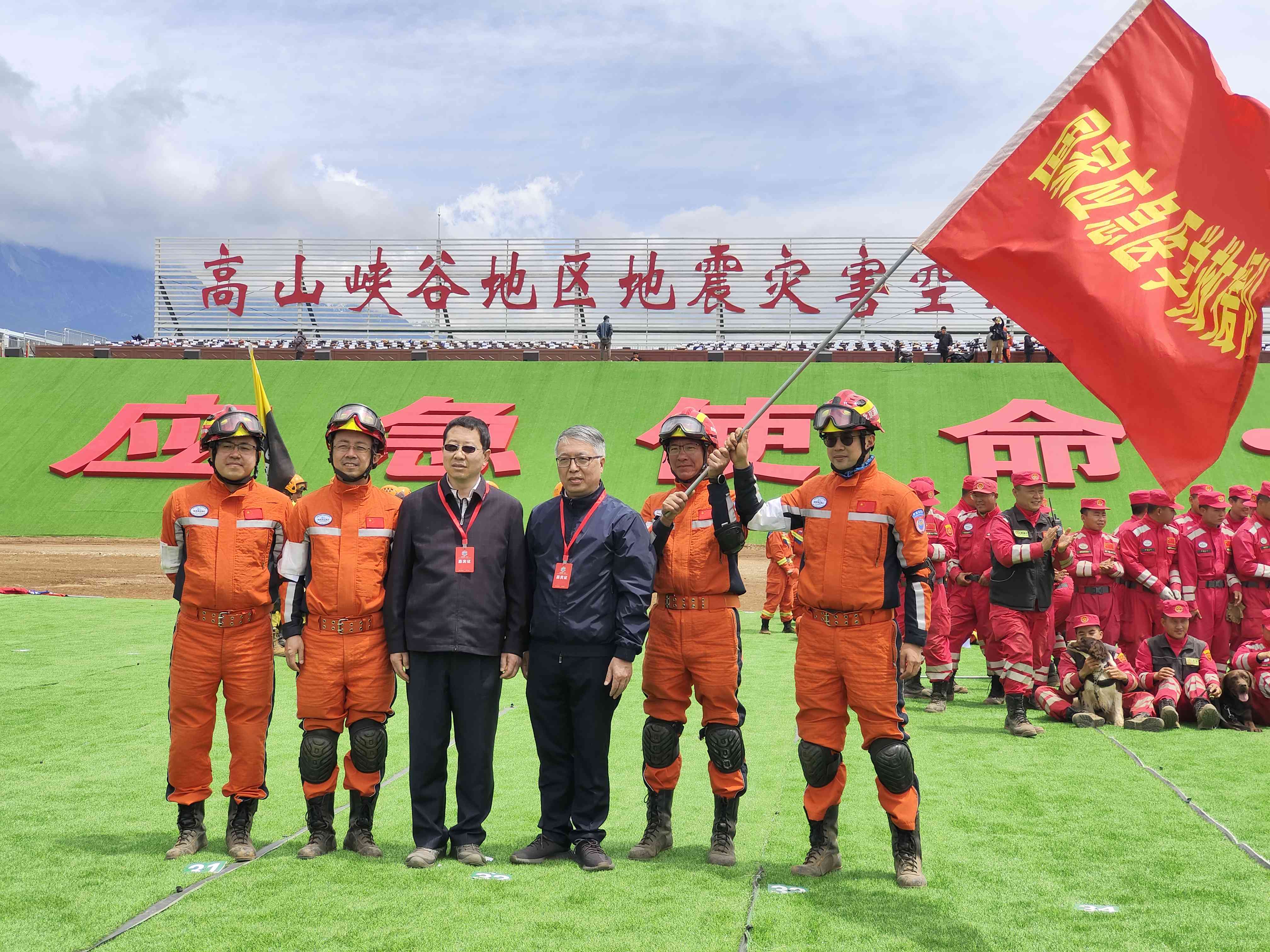 呂國忠以總領(lǐng)隊(duì)身份，帶領(lǐng)國家應(yīng)急醫(yī)學(xué)救援隊(duì)演練。受訪者供圖