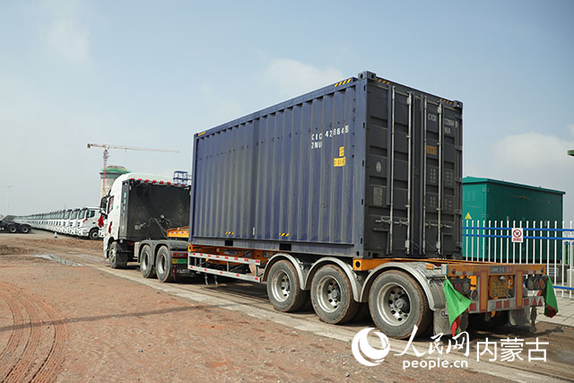 新能源重卡采用集裝箱運(yùn)輸。人民網(wǎng)記者 趙夢(mèng)月攝