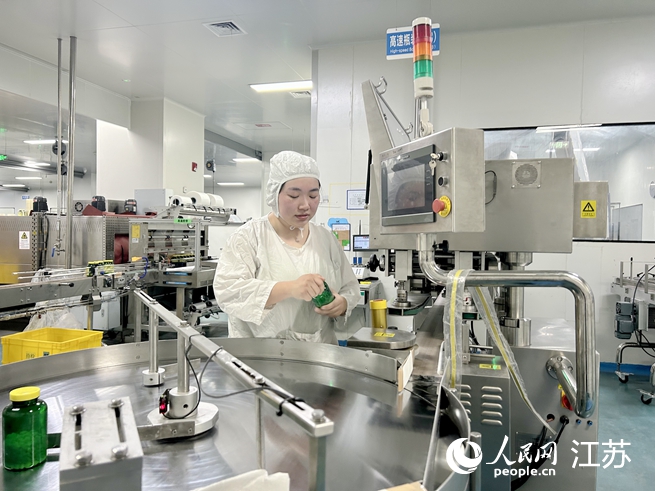 工作人員在操作檢測儀器。人民網(wǎng) 王丹丹攝