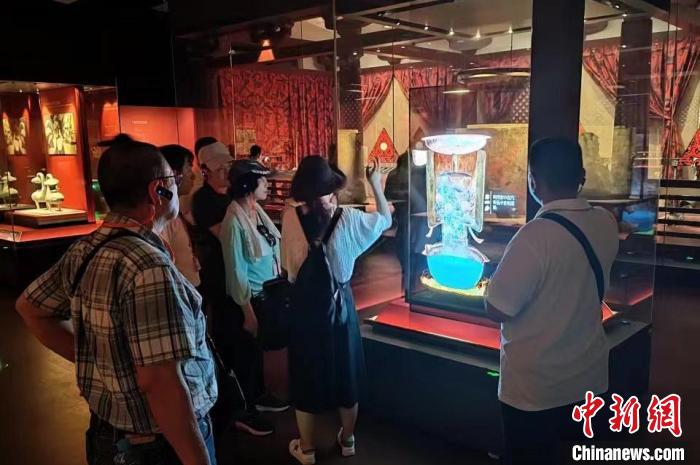 圖為臺(tái)灣新北市永和區(qū)里長(zhǎng)聯(lián)誼會(huì)江西參訪團(tuán)一行在南昌漢代?；韬顕?guó)遺址博物館內(nèi)參觀展出的珍貴文物?！●樞↓?攝