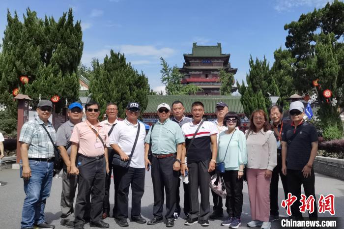 圖為臺(tái)灣新北市永和區(qū)里長(zhǎng)聯(lián)誼會(huì)江西參訪團(tuán)一行在南昌滕王閣前合影?！×鴷缘?攝