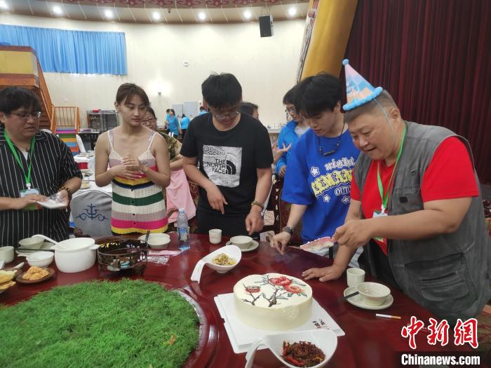 圖為內(nèi)蒙古臺(tái)辦為臺(tái)胞過(guò)生日。　李愛(ài)平 攝