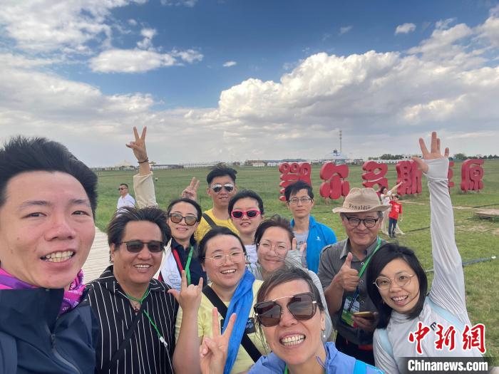 圖為臺(tái)胞在鄂爾多斯草原合影?！∪~冠賢 攝
