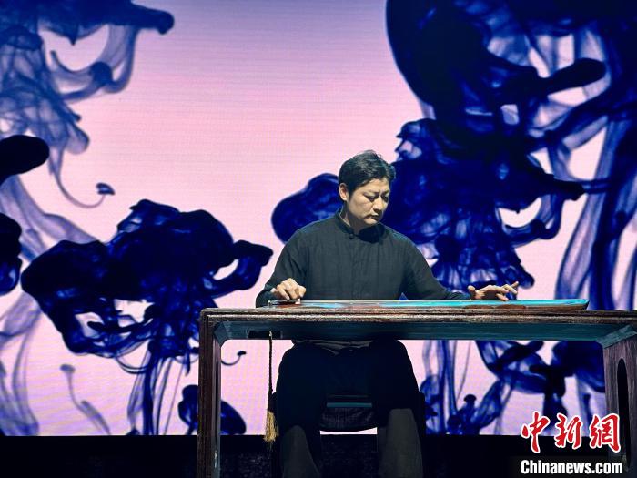 臺灣老師林法演奏《廣陵散》。　張麗君 攝