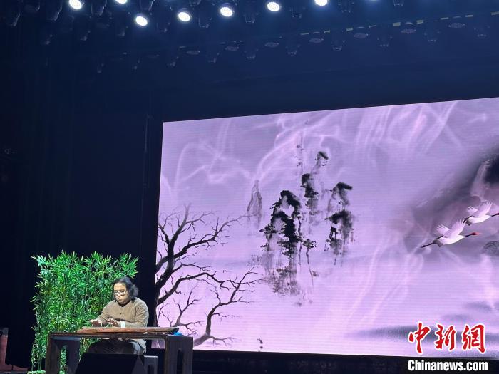 閩派古琴名家陳志強(qiáng)演奏一曲《流水》?！堺惥?攝