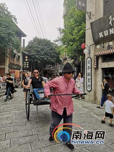 馮小剛電影公社里體驗(yàn)“黃包車(chē)”的游客。南海網(wǎng)記者 蘇靚 攝