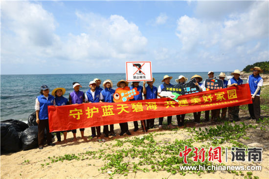 環(huán)保志愿者呼吁停止隨地扔垃圾、破壞環(huán)境等不文明行為。