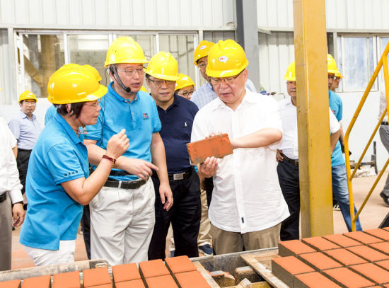 2019年6月21日下午，省長沈曉明在三亞建筑廢棄物綜合利用廠，查看用建筑廢棄物綜合處理后制成的再生水泥磚。海南日報記者 宋國強 攝