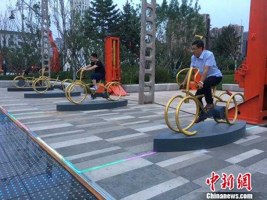 市民使用公園內(nèi)的健身設(shè)施。　高紅超 攝