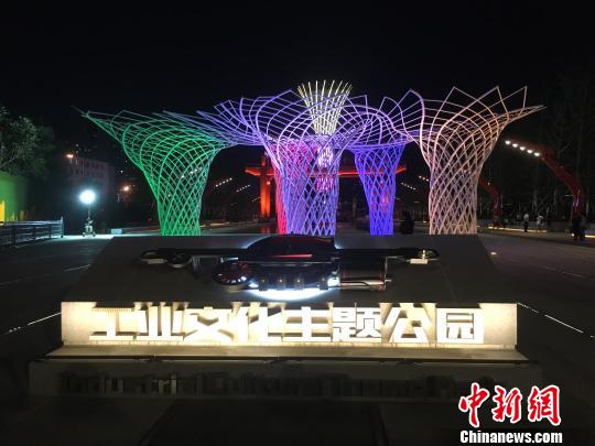 夜晚，奧運(yùn)“五色樹”的燈光?！「呒t超 攝