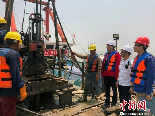 圖為勘察設(shè)計人員與常熟海事局執(zhí)法船在現(xiàn)場配合鉆探施工?！∥赫?攝