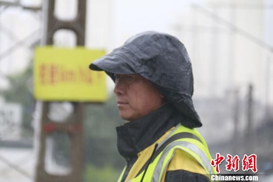 蘭州西工務(wù)段蘭州線路車間防護員雨中巡查。　王光輝 攝