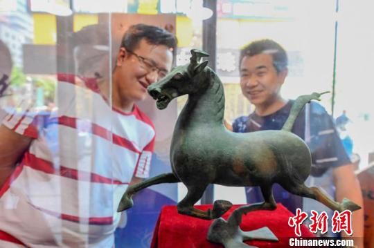 甘肅省博物館將榮登《國家寶藏》的文物銅奔馬和人頭形器口彩陶瓶搬到了絲路如意餐廳，讓顧客在餐廳內(nèi)就能近距離的和文物面對面?！＄娦?攝