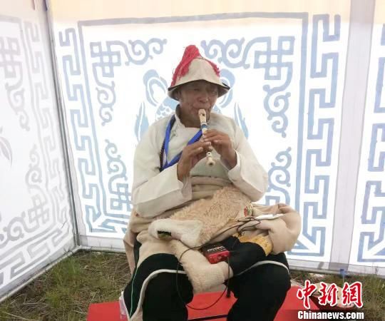 圖為瑪曲縣非遺彈唱藝術(shù)?！＄娦?攝