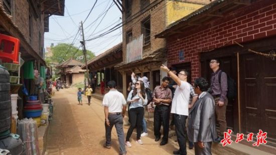 在尼泊爾，武漢市土地利用和城市空間規(guī)劃研究中心設計團隊現(xiàn)場踏勘。(武漢市土地利用和城市空間規(guī)劃研究中心 供圖)