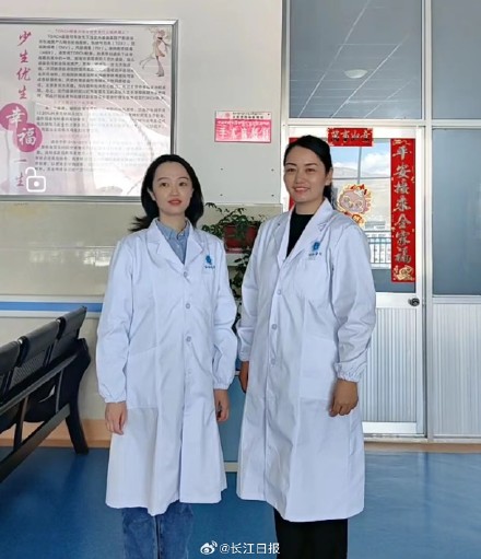 “有醫(yī)生嗎？有人暈倒了！”武漢協(xié)和醫(yī)院援藏醫(yī)療隊員聽到呼救就沖了上去