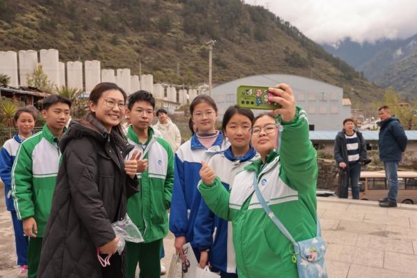 為驗(yàn)證“高反風(fēng)險(xiǎn)預(yù)測(cè)”小程序，這群高中生真去了趟高原