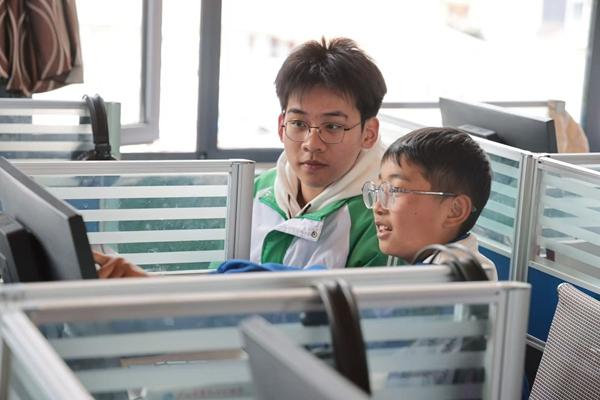 為驗(yàn)證“高反風(fēng)險(xiǎn)預(yù)測(cè)”小程序，這群高中生真去了趟高原